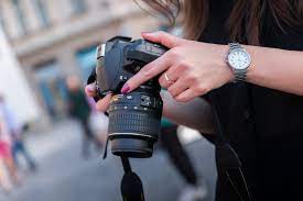 woman hand camera pic